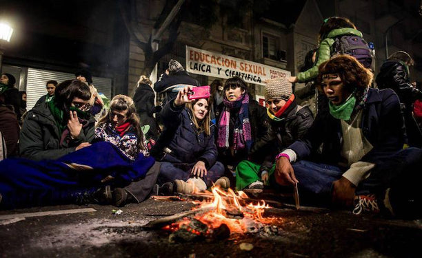#VigiliaVerde: Women camp out in Buenos Aires' Plaza del Congreso in support of the abortion bill. via Emergentes on Facebook.