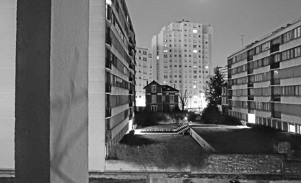 An old house isolated by new buildings in the southwestern suburb of Vanves, near the Boulevard périphérique. via Wikimedia Commons.