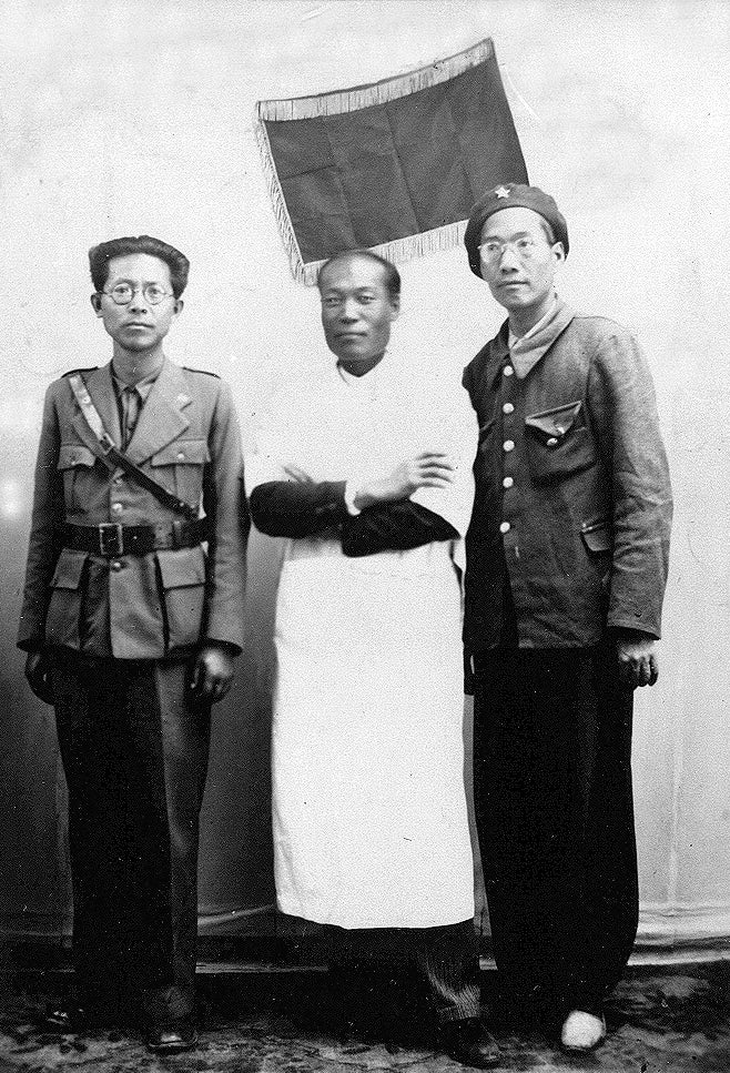Chi Chang, on the right, with Ching Siu Ling and Hua Feng Liu, in Spain, 1938. (Courtesy of the Abraham Lincoln Brigade Archives)