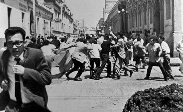 Students confront police in Guatemala City, 1962. via Barrancópolis.