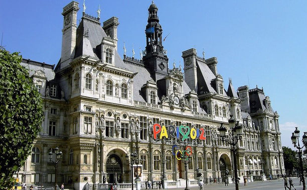 Logo for Paris' failed 2012 Olympic bid on the Hotel de Ville, 2005. via Wikimedia Commons.