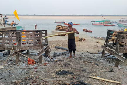Funeral pyres fuel kitchen fires in Varanasi, India