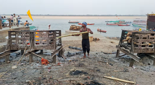 Funeral pyres fuel kitchen fires in Varanasi, India