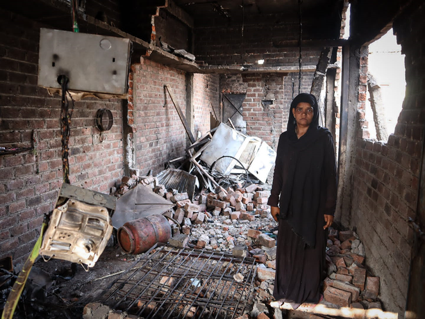 Salma Bi, whose house was among the five Muslim houses burnt down by Hindu-majoritarian mob Sanjay Nagar in Khargone, Madhya Pradesh. Photo: Meer Faisal/Maktoob