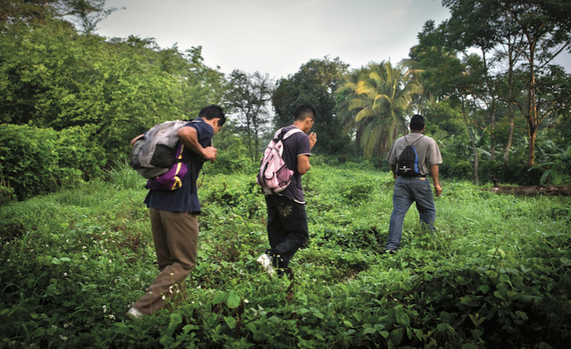 Migrants travel on foot through La Arrocera, Chiapas. Photo: Toni Arnau.