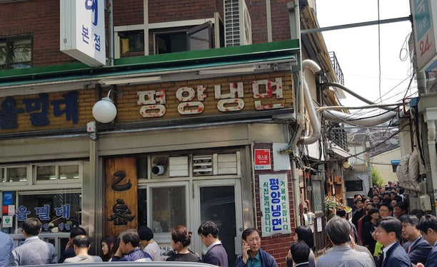 Customers in central Seoul wait in line for Pyongyang-style naengmyeon, April 27. via Twitter.